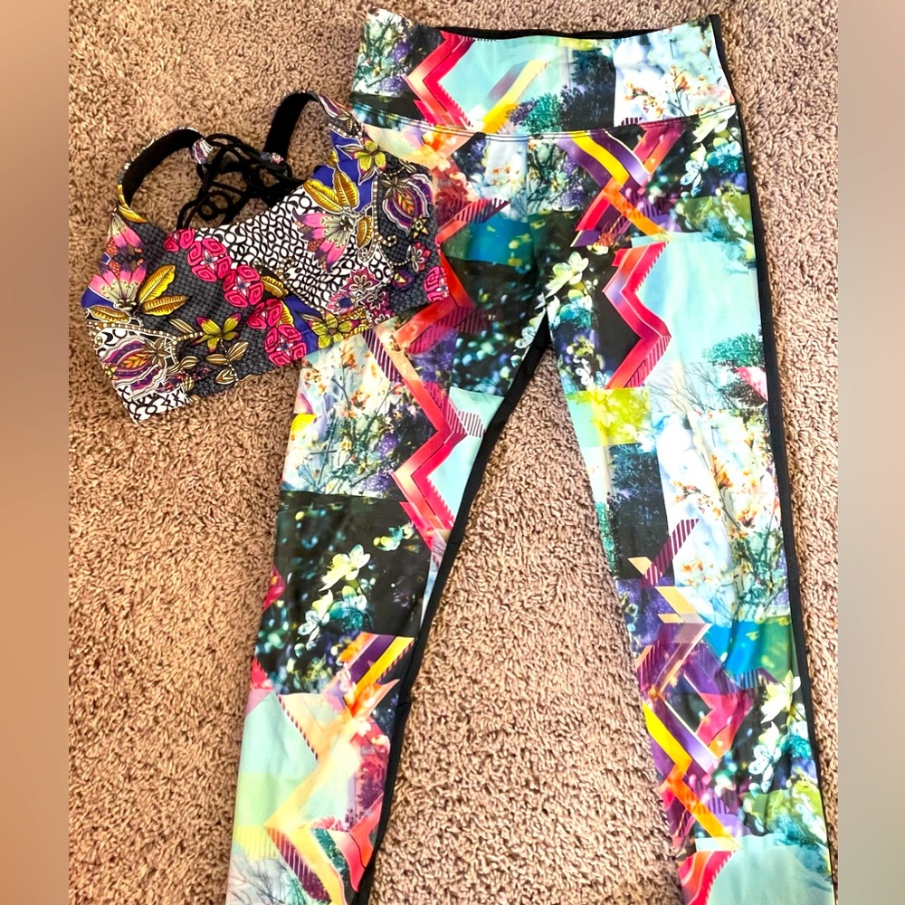 ONZIE Sports Bra and ONZIE Leggings! / Dark Florals & crisscross back. Sz M/L